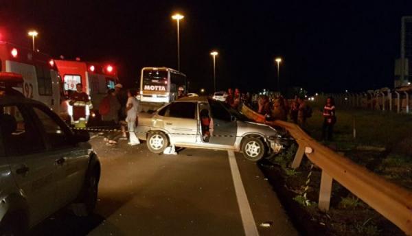 Criança fica gravemente ferida após acidente entre ônibus e carro