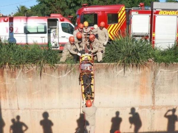 Homem é socorrido em estado grave ao cair no Córrego Segredo