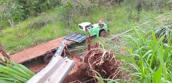 Motorista de Deodápolis perdeu a direção de caminhão e desceu ribanceira 