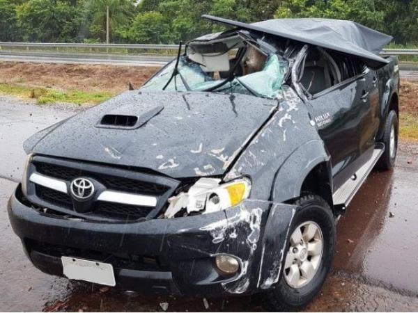 Capotamento destrói veículo e deixa pai e filho feridos na BR-163