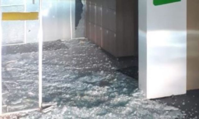 Bandidos fortemente armados assaltam agência bancária durante a madrugada