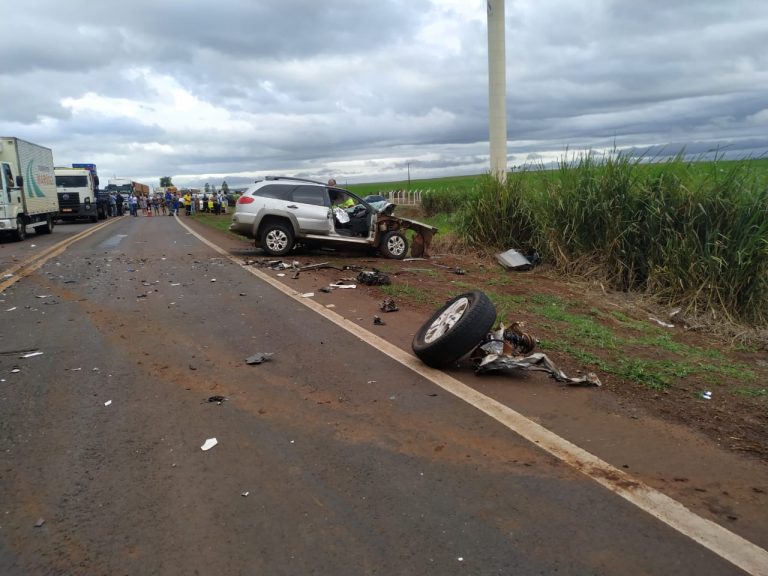 Colisão frontal com carreta mata funcionário de prefeitura na BR-163
