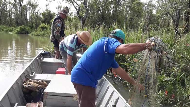 Dupla é presa após tentar fugir por pescar com petrechos proíbidos
