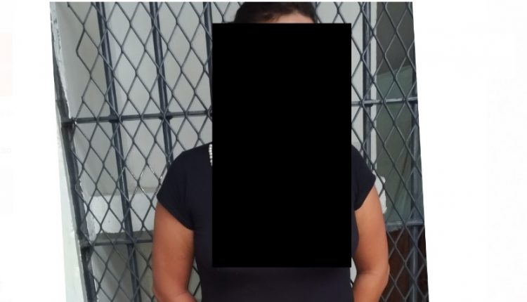 Mulher é presa por deixar filhos sozinhos e espancá-los ao chegar bêbada de madrugada