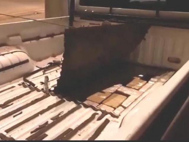 Dupla é presa transportando 73 quilos de cocaína em fundo falso