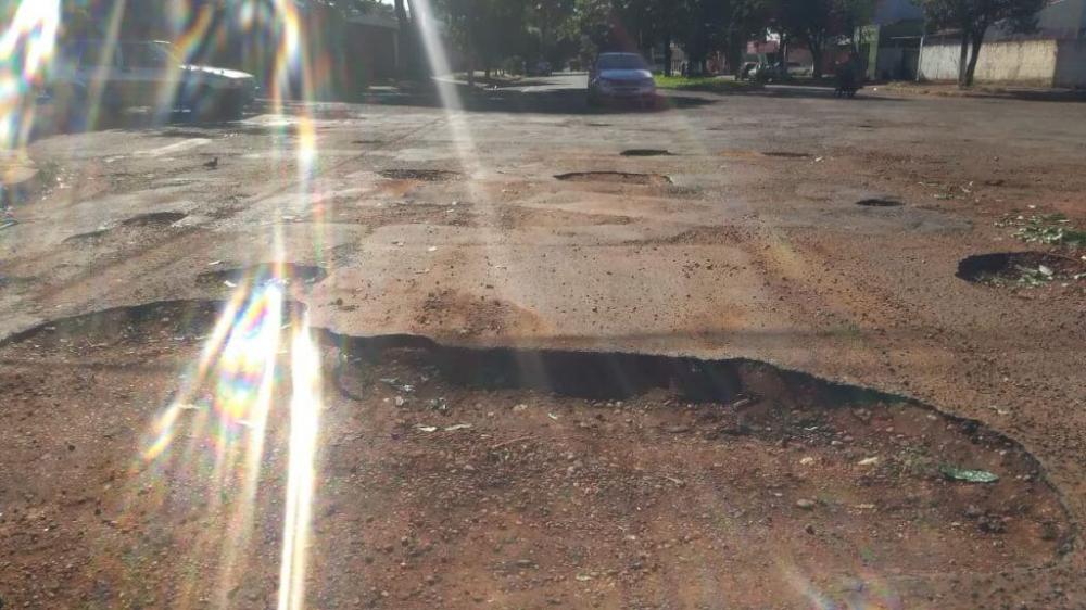 Buracos prejudicam motoristas em rua de Dourados