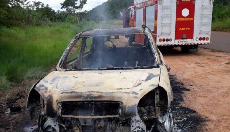 Polícia encontra revólver em carro incendiado e cadáver com tiro na cabeça