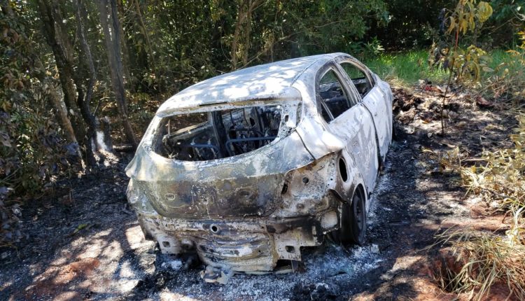 Carro é encontrado incendiado e pode ter ligação com assassinato de filho de PM