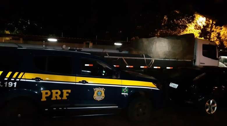 Polícia apreende 50 mil maços de cigarros e prende batedores