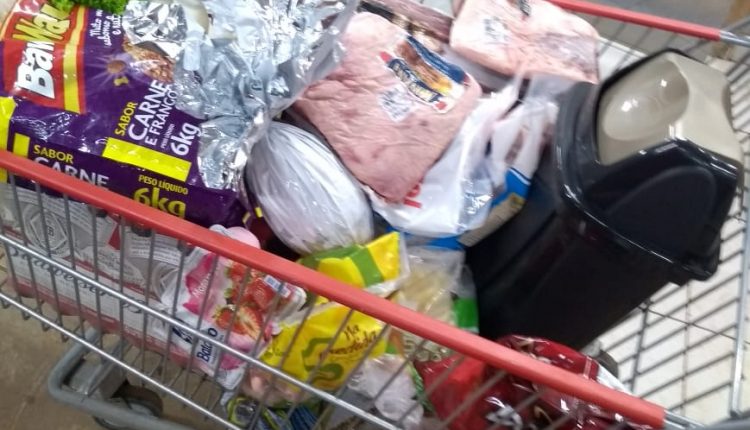 Ao tentar sair de mercado sem pagar compra, homem ameaça dizendo ser do PCC
