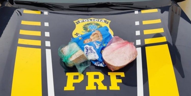 Jovem é presa com cocaína escondida na fralda da filha de 2 anos