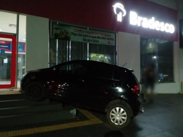 Bêbada perde controle de direção e quase entra com carro em agência