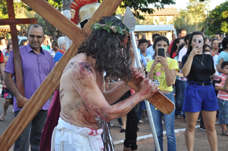 Paróquia Nossa Senhora Aparecida lotou com a celebração da morte de cristo realizada nesta sexta (19)