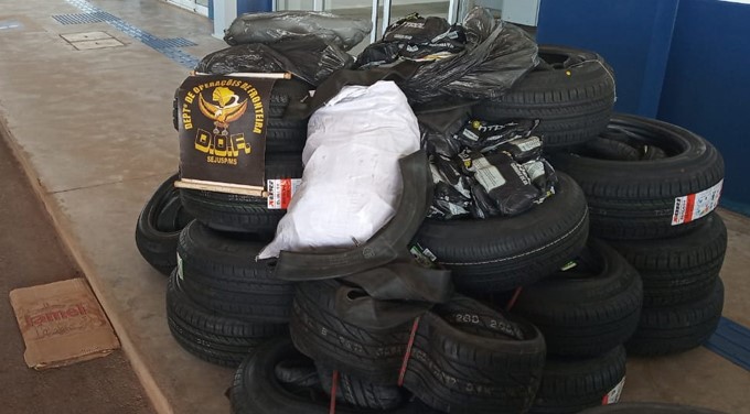 Motorista é preso com 76 pneus e 100 câmaras contrabandeados em caminhonete