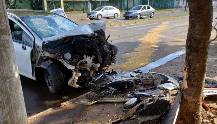 Condutor fica em estado grave após perder controle e bater carro em árvore