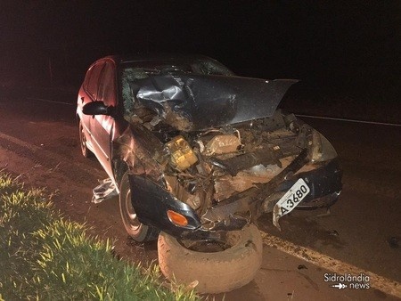 Carro bate em viatura da PM e acidente deixa quatro feridos