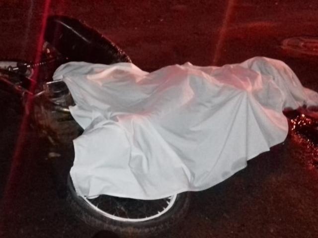 Jovem morre em colisão entre caminhão e motocicleta