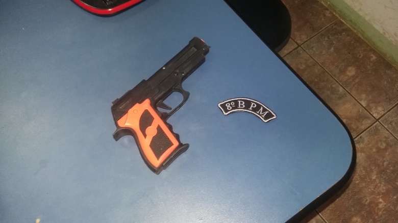 Trio é detido com arma de brinquedo escondida em veículo