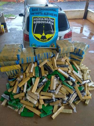 Traficantes fogem e abandonam veículo com 883 quilos de maconha