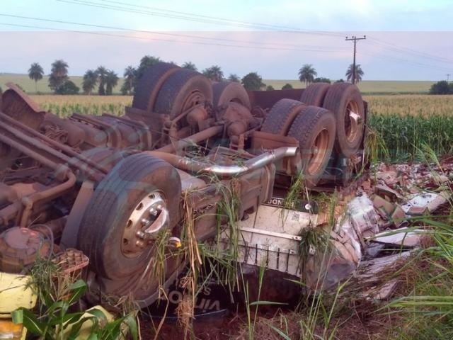 Carreta carregada de óleo de soja tomba em milharal na MS-157
