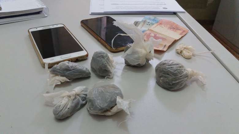 Ao tentar correr da polícia, jovem é preso com maconha e crack
