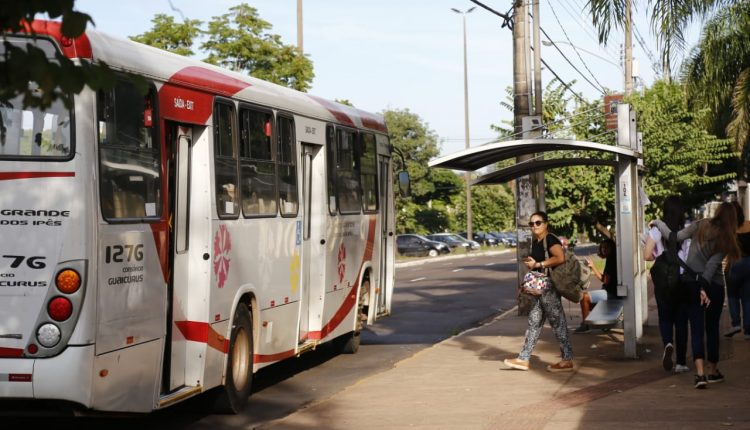 Mascarado joga roda em ônibus e fere um na Avenida Mato Grosso