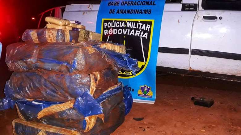 Motorista abandona carga de maconha e haxixe após veículo tombar em fuga
