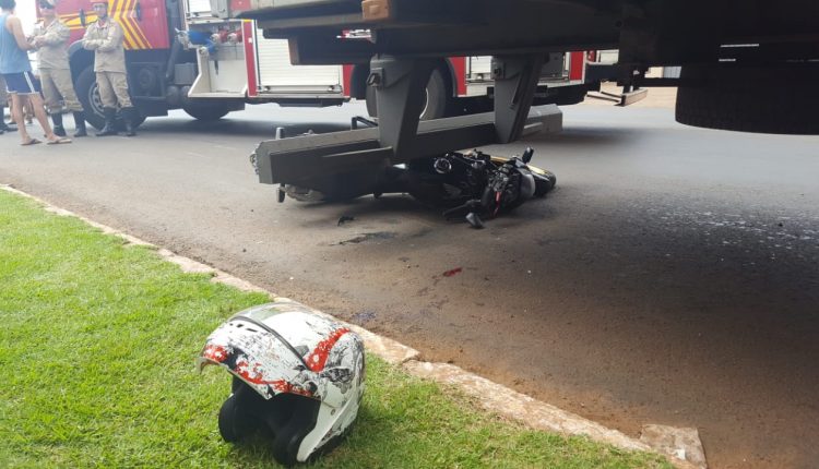 Motociclista bate na traseira de caminhão e fica em estado de coma