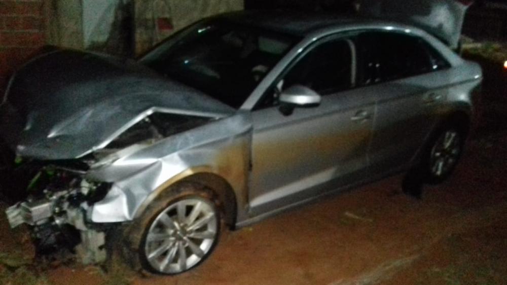 Carro furtado em MG foi preso em Deodápolis com 211 tabletes de maconha após acidente 