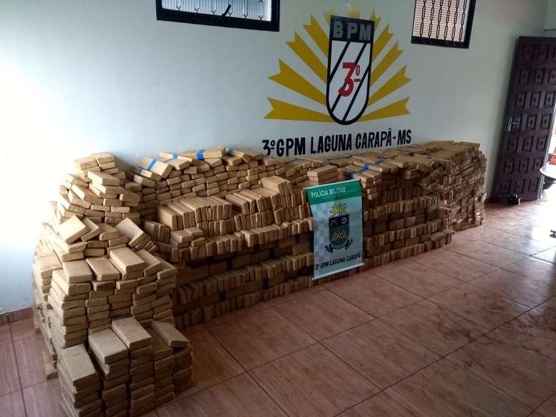 Após capotamento de caminhonete, PM apreende 1 tonelada de maconha em Laguna Carapã