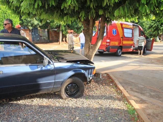 Condutor perde o controle e fica ferido após carro atingir lixeira e árvore