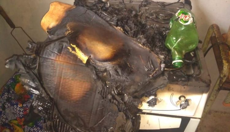 Garoto de 14 anos bate em mãe e coloca fogo em casa ao ser obrigado a ir para escola