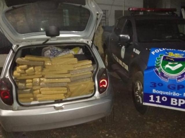 Polícia apreende carro com 393 quilos de maconha após perseguição