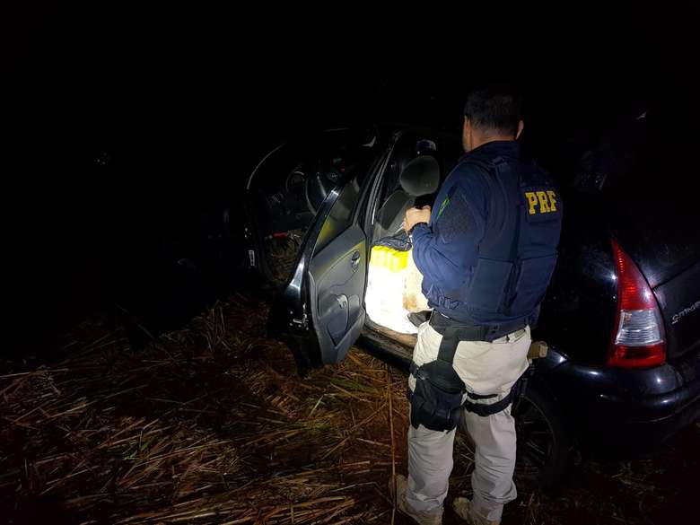 Traficante abandona veículo com mais de 400kg de maconha