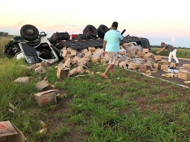 Caminhoneiro morre arremessado de veículo que tombou em rodovia