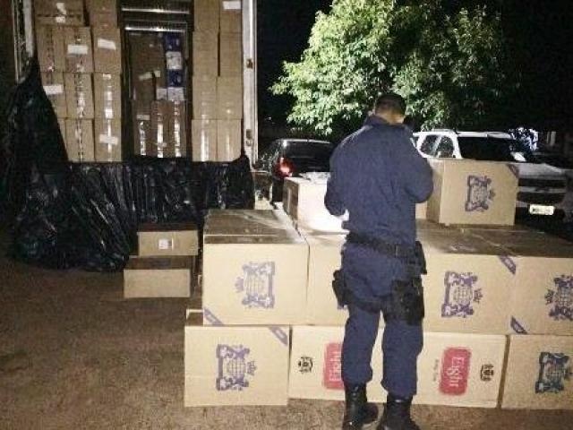 Polícia apreende caminhão lotado com cigarros e inseticidas do Paraguai