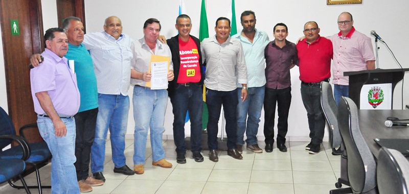 Homenageado, Carlos Benelli recebeu da Câmara moção de congratulações por participação nas sessões 