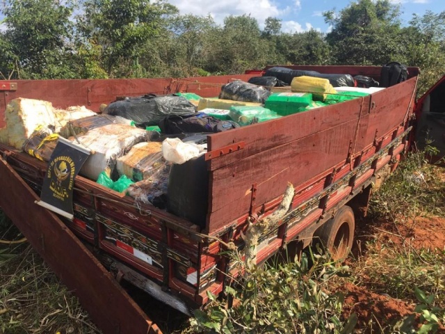 Traficantes abandonam caminhonete com quase 4 toneladas de maconha