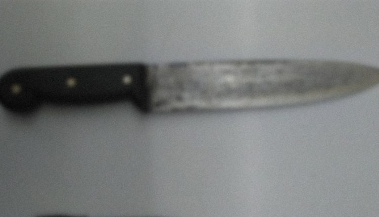 Bêbado ameaça decapitar a mãe e mostrar a cabeça para os irmãos