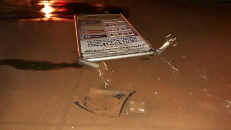Motorista bêbado é preso após atropelar placa de posto de combustíveis