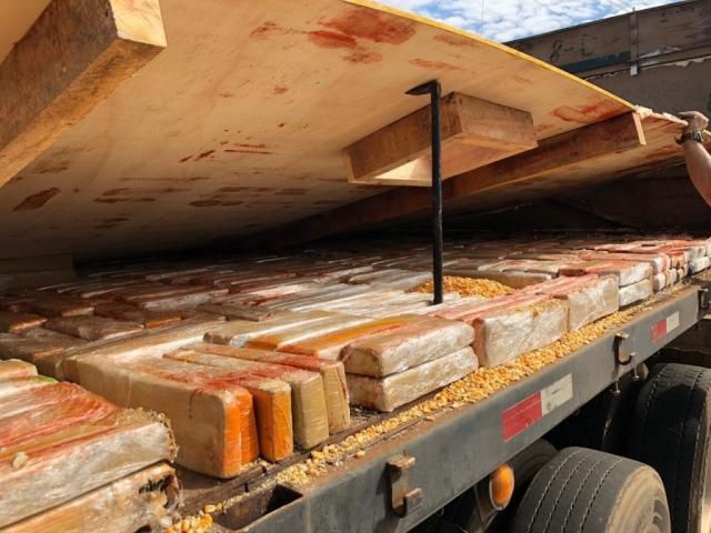 Caminhoneiro é preso transportando quase duas toneladas de maconha