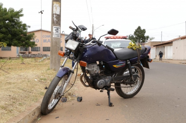 Motociclista morre ao bater de frente contra poste