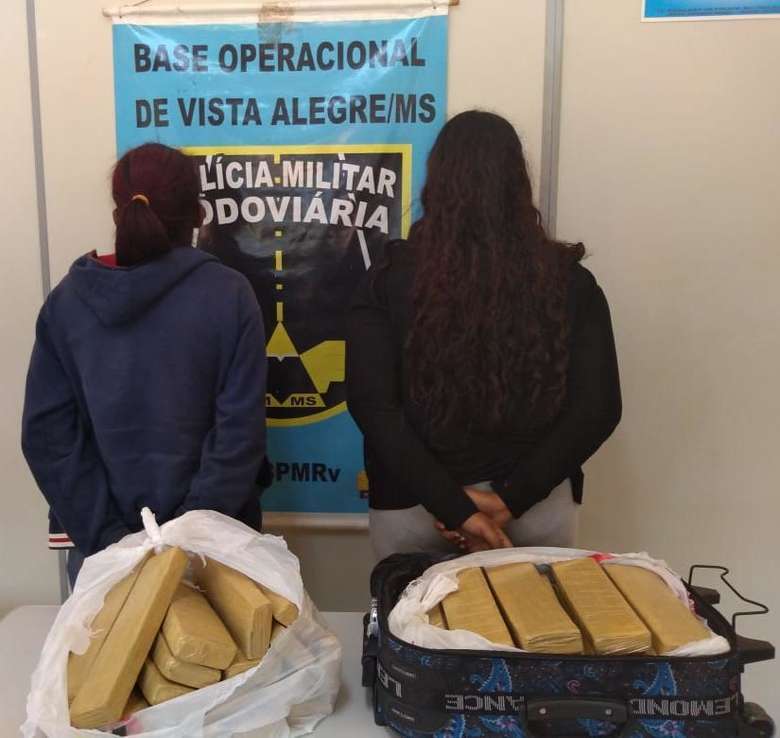 Dupla é presa com maconha que seria vendida em MG