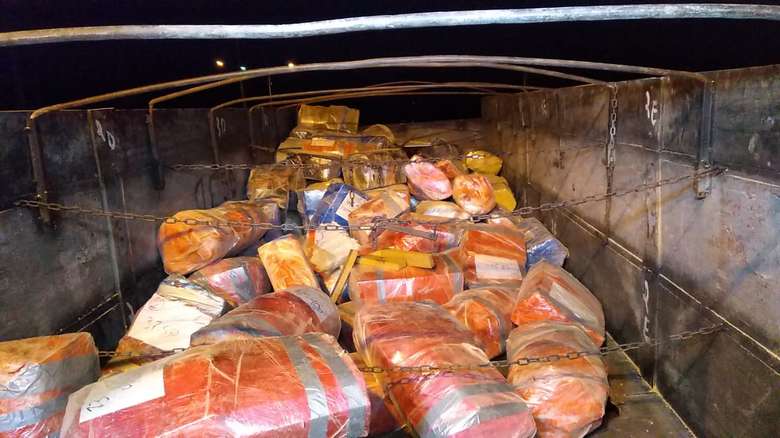 Policia apreende mais de sete toneladas de maconha em carga de milho