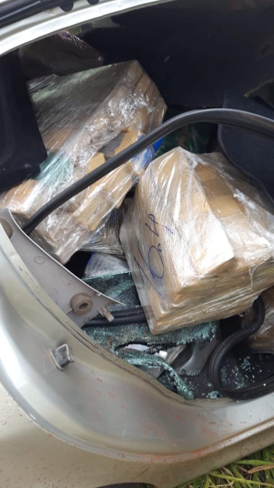 Casal capotou carro com mais de 400kg de maconha em Dourados
