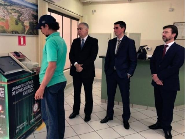 Sistema que colhe digital de condenado foi implementado nesta quinta-feira em Costa Rica (Foto: TJMS)