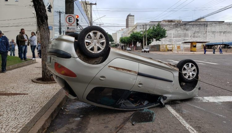 Motorista sem CNH perde controle e capota carro na região central de Campo Grande