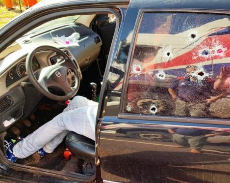 Pai morre após pistoleiros atacarem carro de família com criança de 2 anos em rodovia
