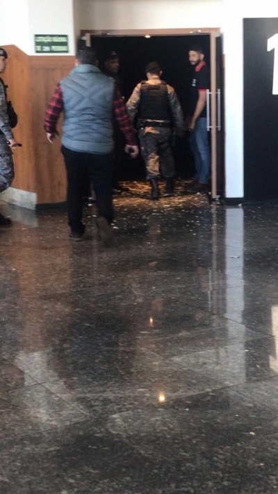 Homem é morto a tiros dentro do cinema no shopping de Dourados