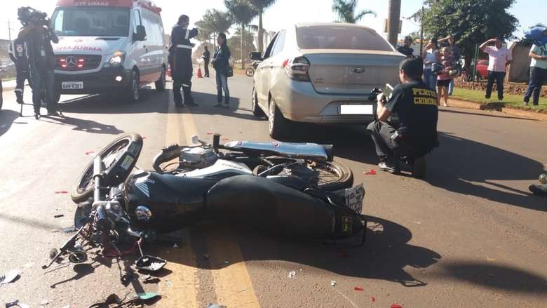 Motociclista morre ao colidir em traseira de veículo, cair na pista e ser atropelado por caminhão